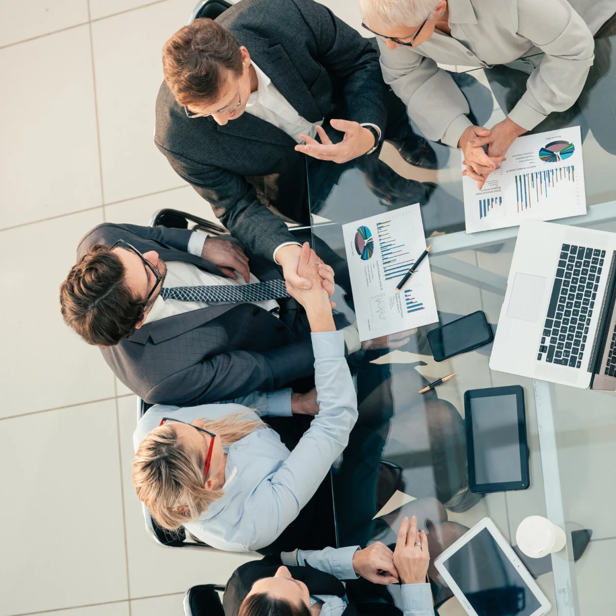 Zwykły Chłopak Chciał wyjechać na wakacje. Przypadkowo Odkrył 1 Dziwny Sposób, Przez Który Sprzedawcy Go Nienawidzą.